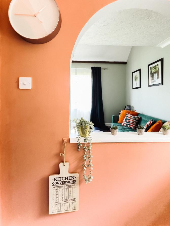 Beautiful Apartment In Guildford With Parking Send Exterior foto
