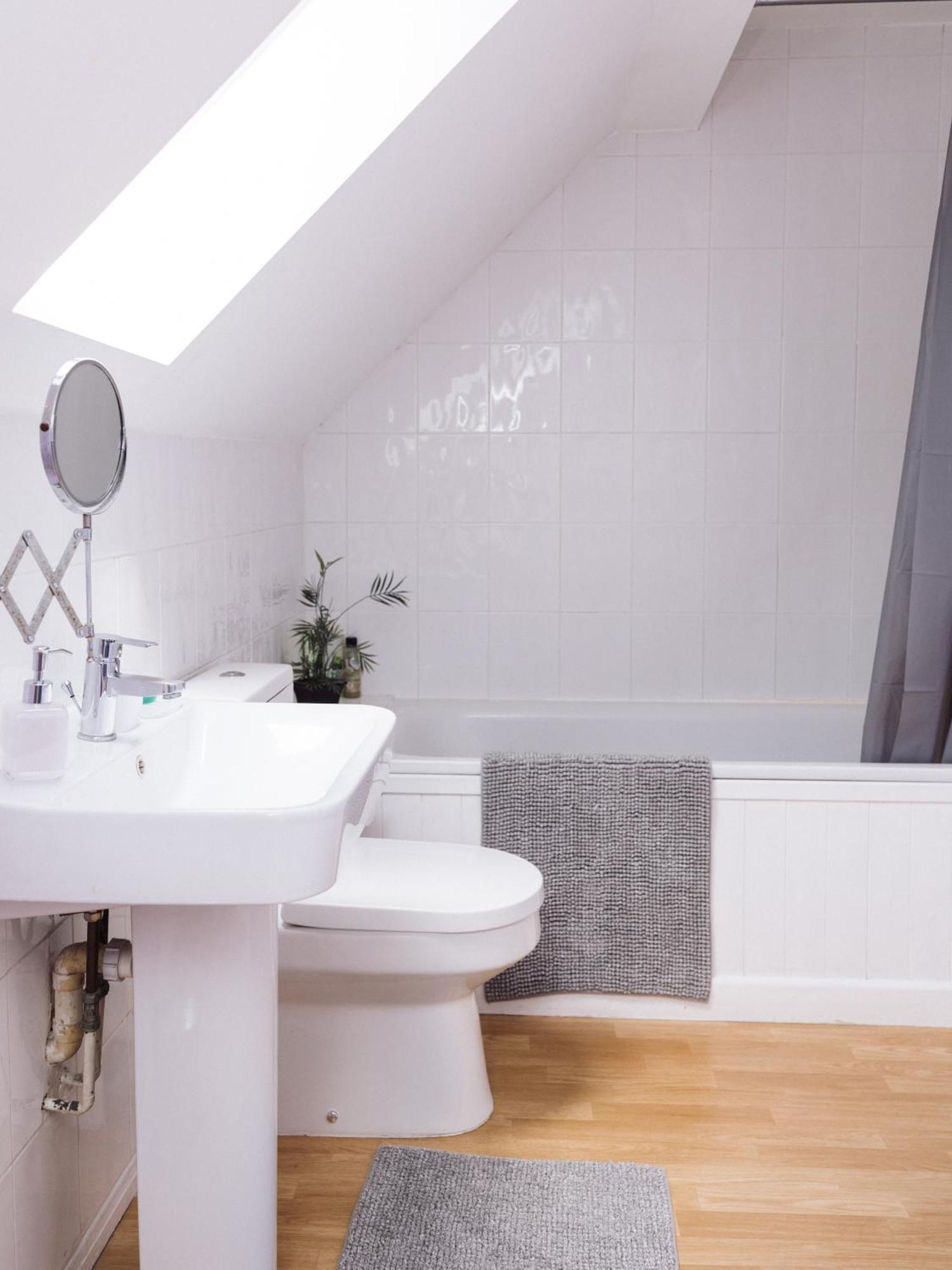 Beautiful Apartment In Guildford With Parking Send Exterior foto